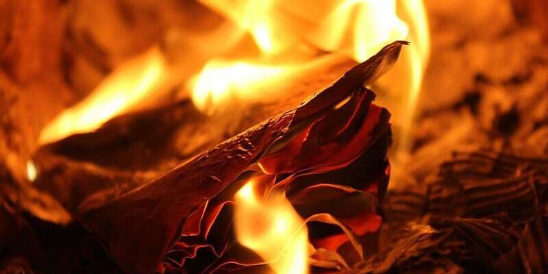 Vì sao nên đốt vía khi gặp vận đen trong cờ bạc